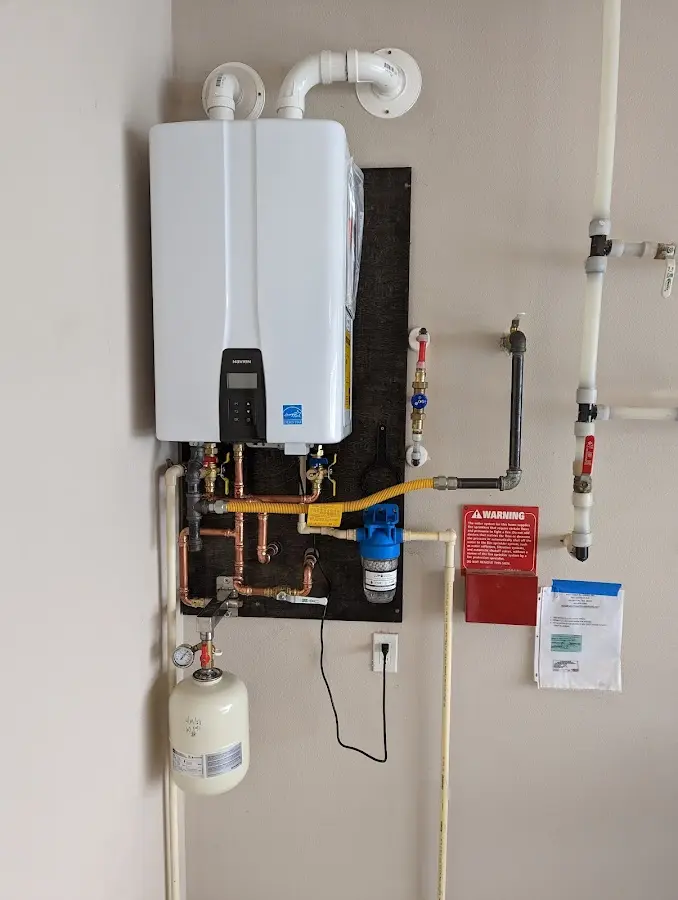 Professional plumber installing copper piping in a La Plata home